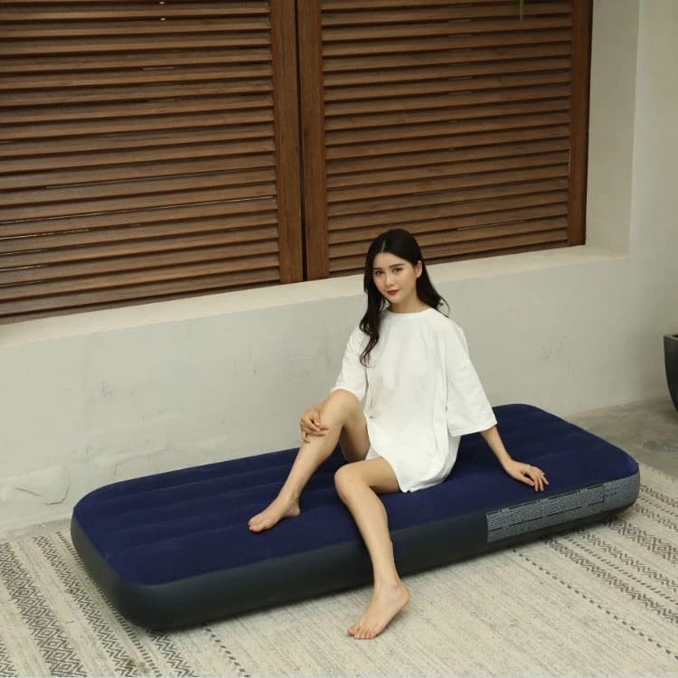 Giường Xếp gấp gọn và giường nệm hơi: Đâu là lựa chọn tốt hơn? 2 giuong gap gon vs giuong nem hoi dau la lua chon tot hon 1