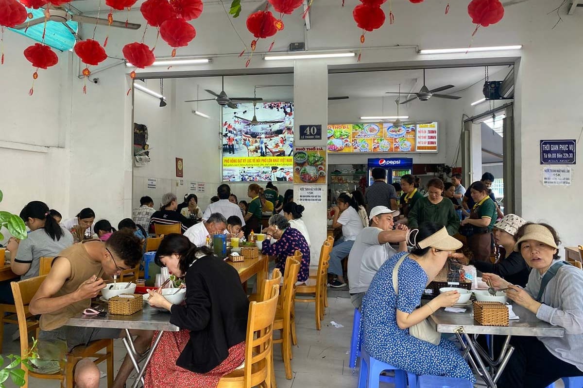 Kinh Nghiệm Chọn Bàn Cho Quán Phở/Hủ Tiếu: Bàn Chữ Nhật Hay Bàn Vuông Tiện Hơn? 1 Kinh Nghiệm Chọn Bàn Cho Quán Phở/Hủ Tiếu: Bàn Chữ Nhật Hay Bàn Vuông Tiện Hơn?