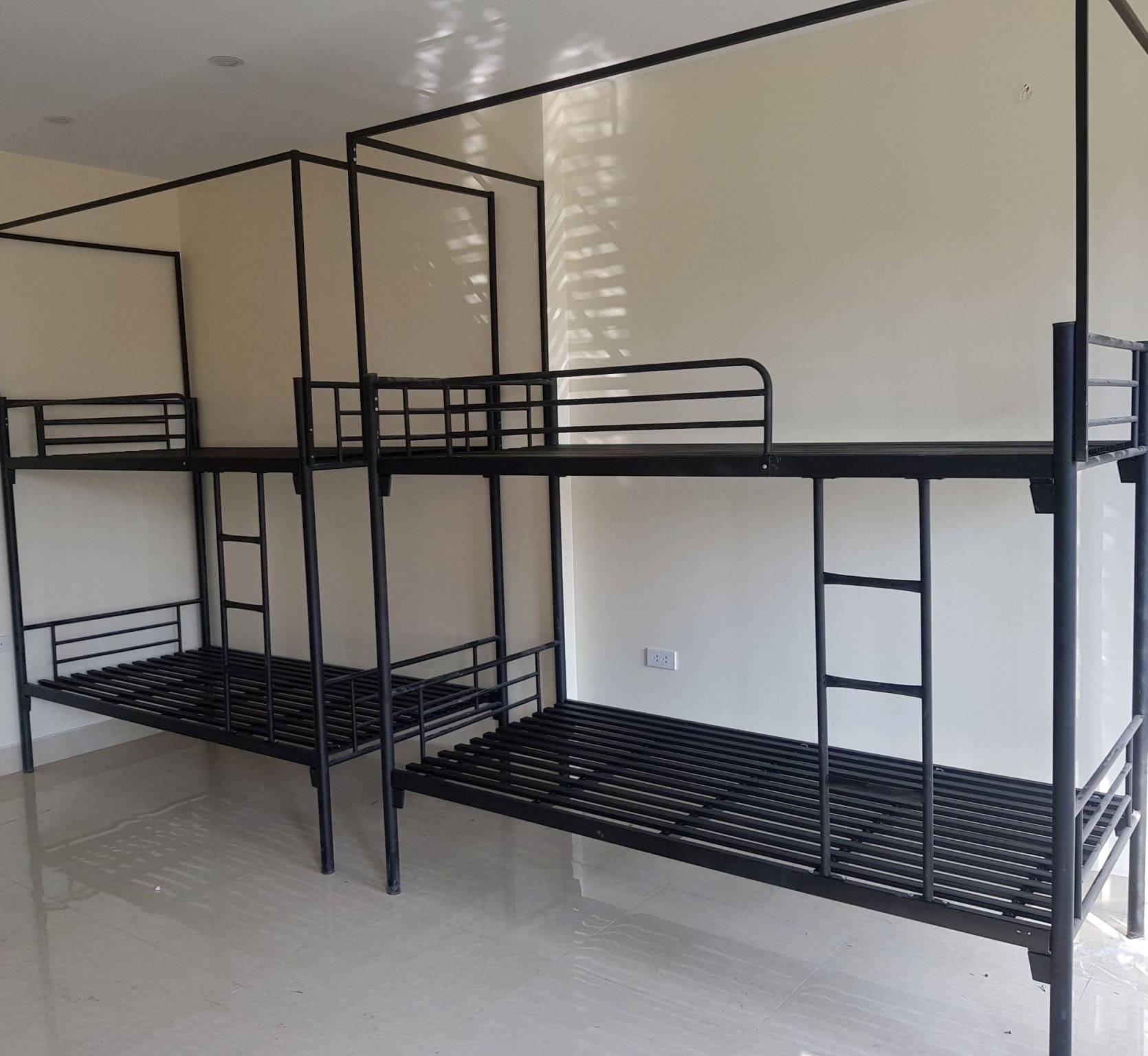 Tạm Biệt Nỗi Ám Ảnh "Giường Kêu Cót Két": Tại Sao Nên Chọn Giường Sắt Hộp Hòa Phát?